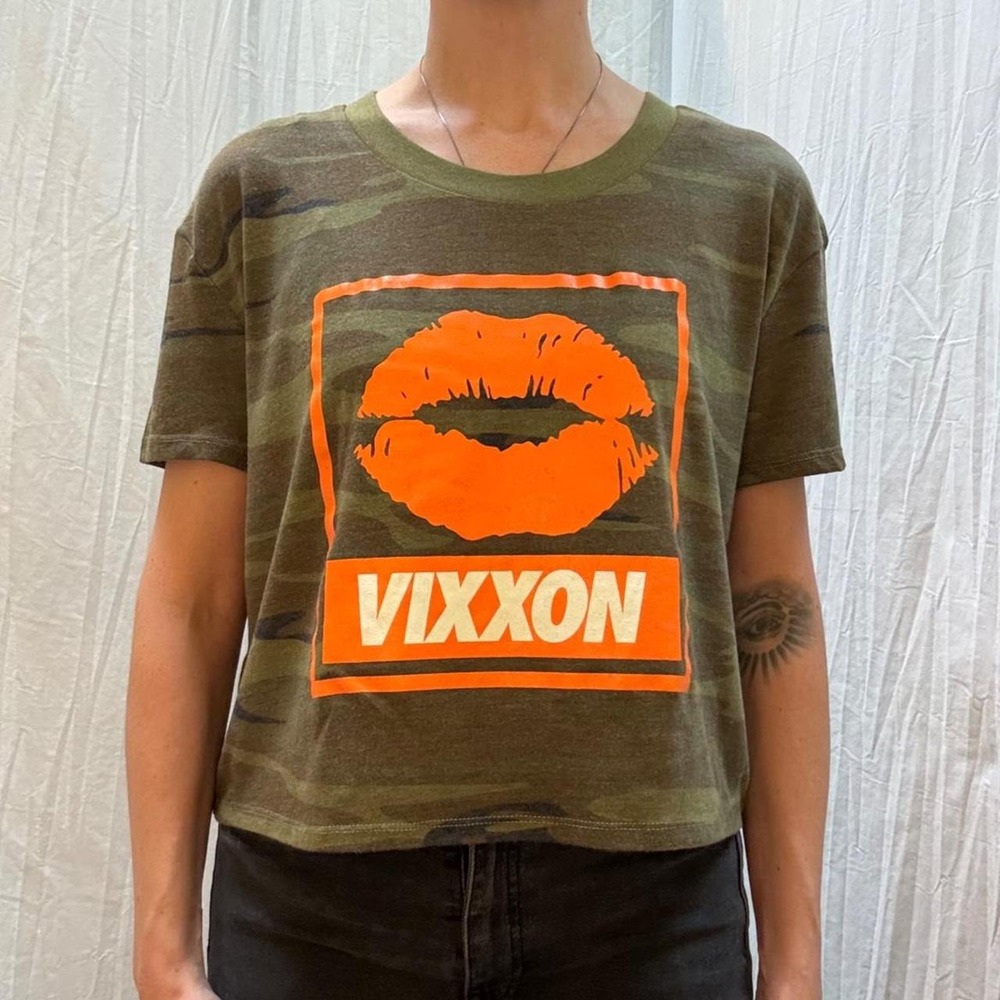 Vixxon by Dixxon Camo Print and Orange Lips Cropped Tee Shirt Medium Relaxed Fit